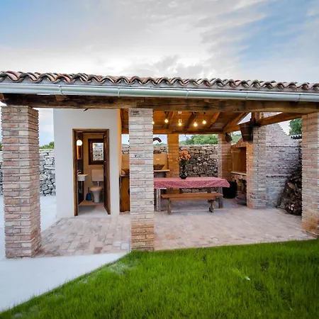 Villa Familyl Tomani With Pool, Basketball And Volleyball Field