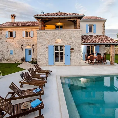 Familyl Tomani With Pool, Basketball And Volleyball Field Villa